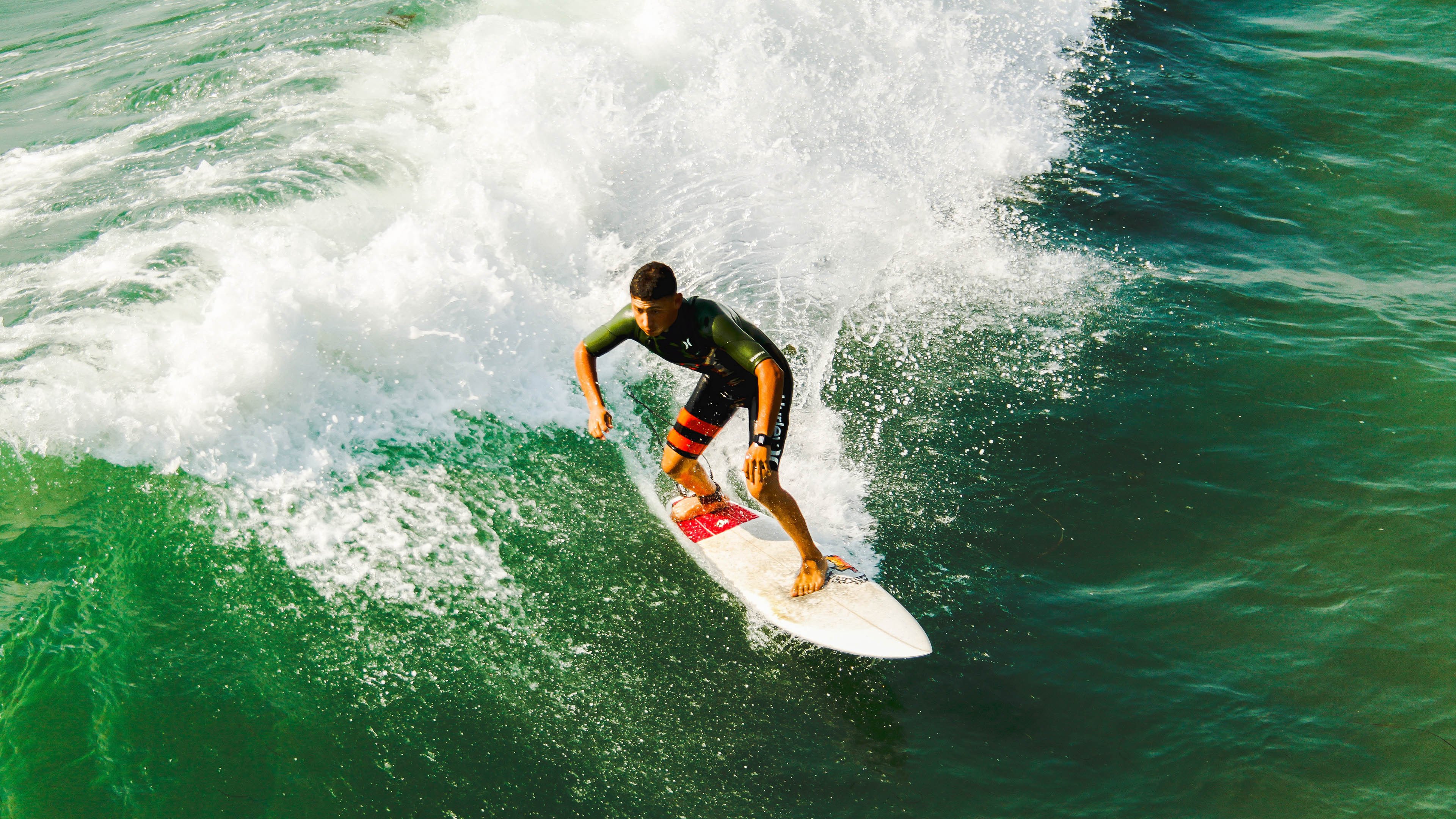 英超争冠白热化，曼城、阿森纳、利物浦上演终极对决